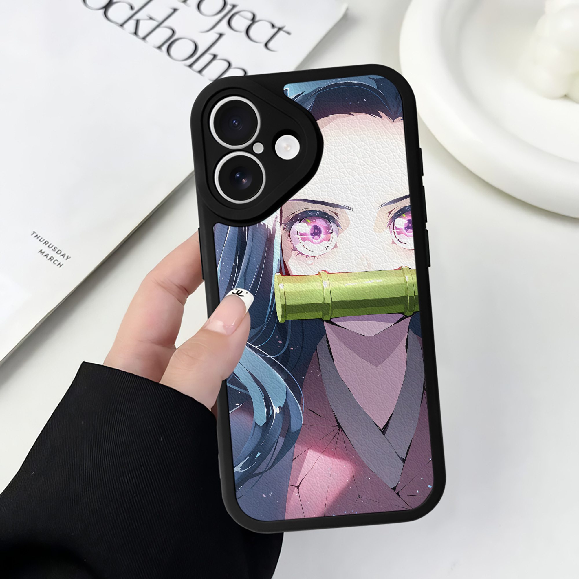 （画像用） 鬼滅の刃（きめつのやいば）竈門 禰󠄀豆子／かまど ねずこ Kamado Nezuko 【iPhone 16シリーズ対応】シリコンスマホケース（レザー調） 材質：シリコン